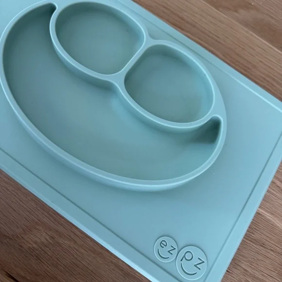 EZPZ Happy Feeding set (minus cup) in Sage - Picture 3 of 3